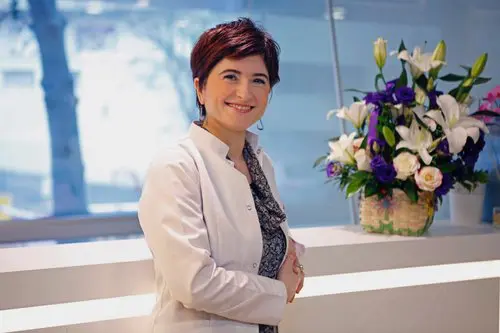 Oya Sisman sur la greffe de cheveux à Istanbul