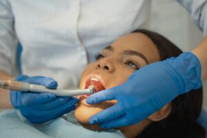 Vollständige Zahnimplantate in der Türkei: die besten Zahnärzte, Kliniken und Kosten